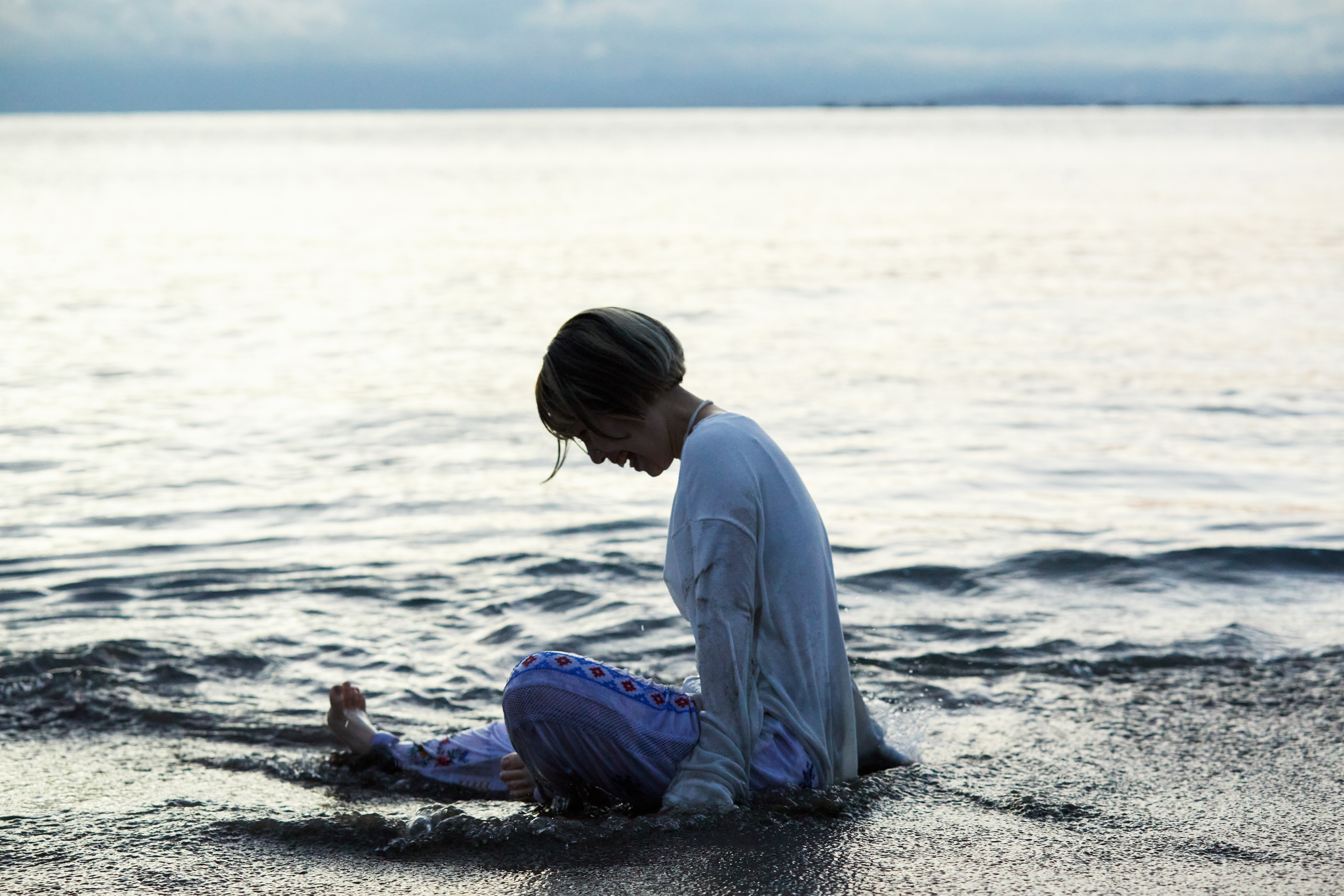 海を背景に横向きで座っている