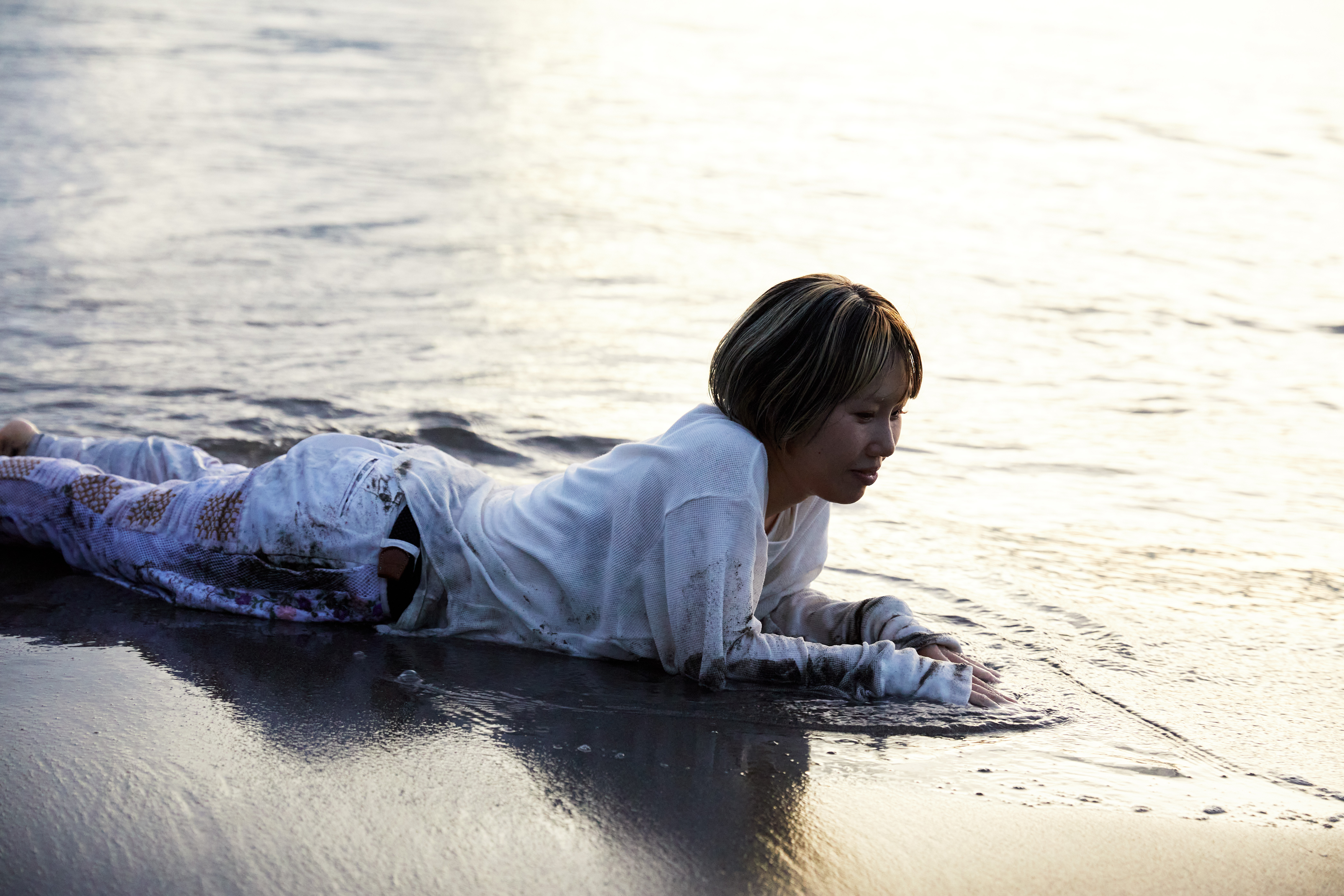 浅瀬で座りこんでいる