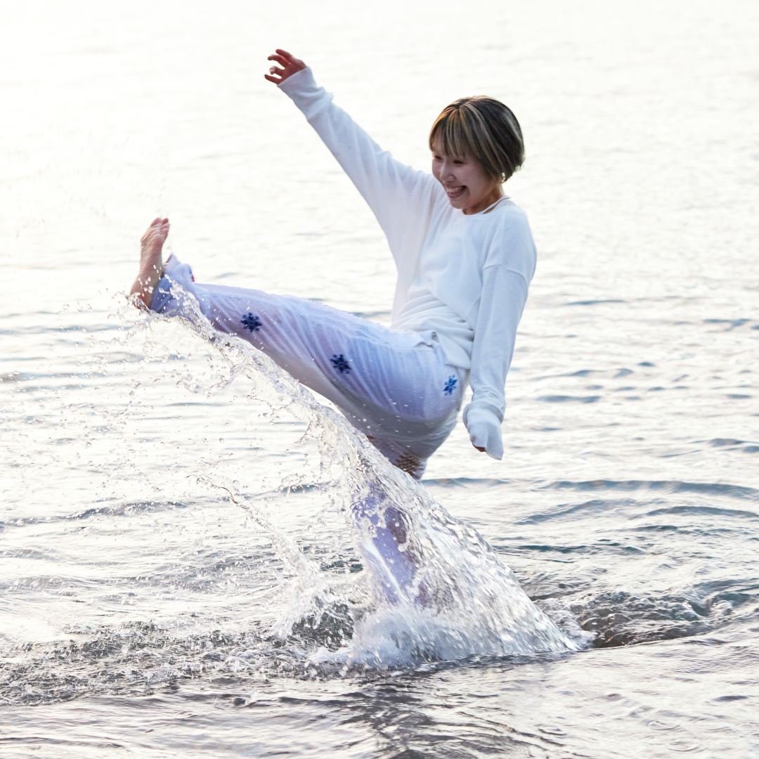 浜辺ではしゃぐ姿
