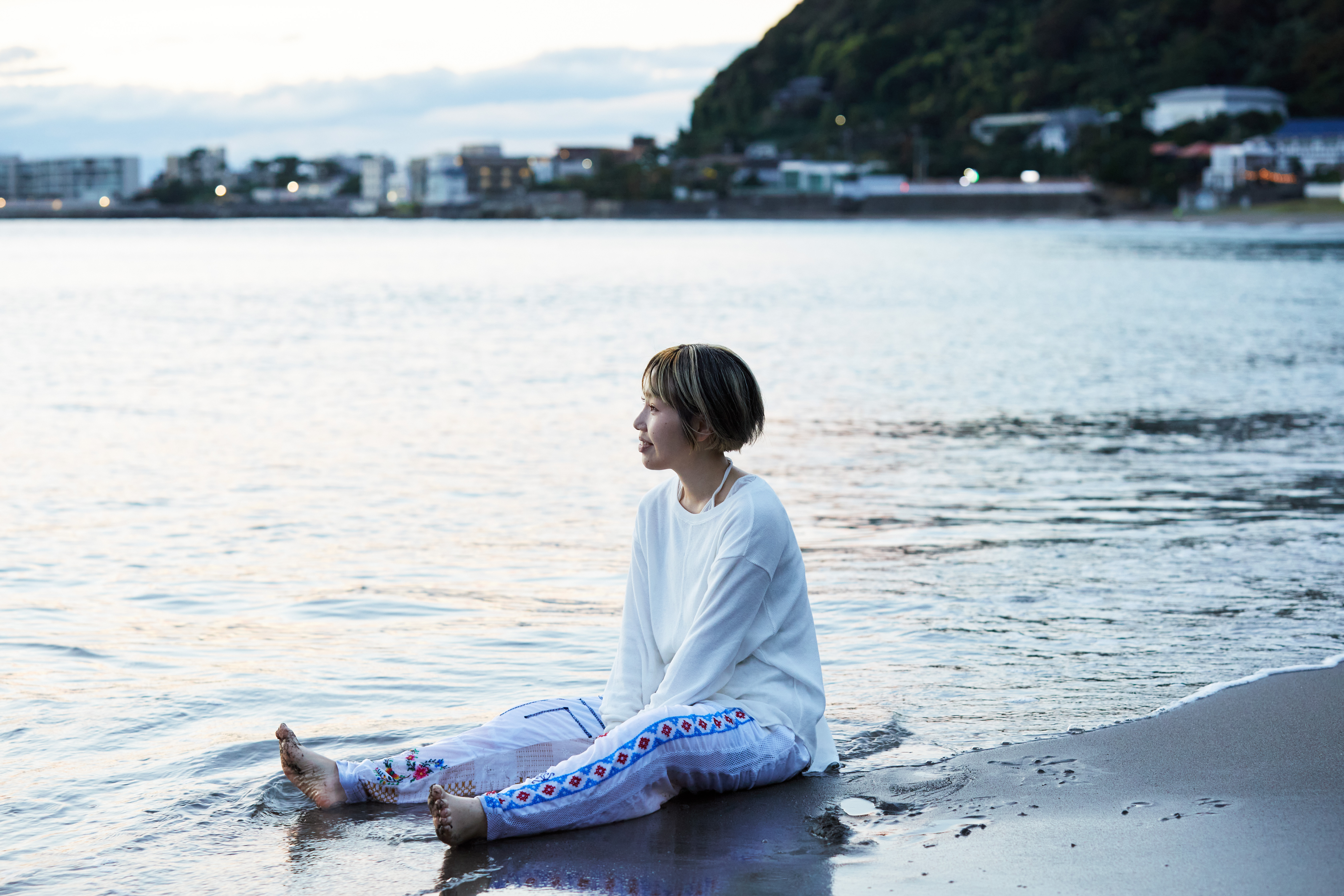 浅瀬で座りこんでいる