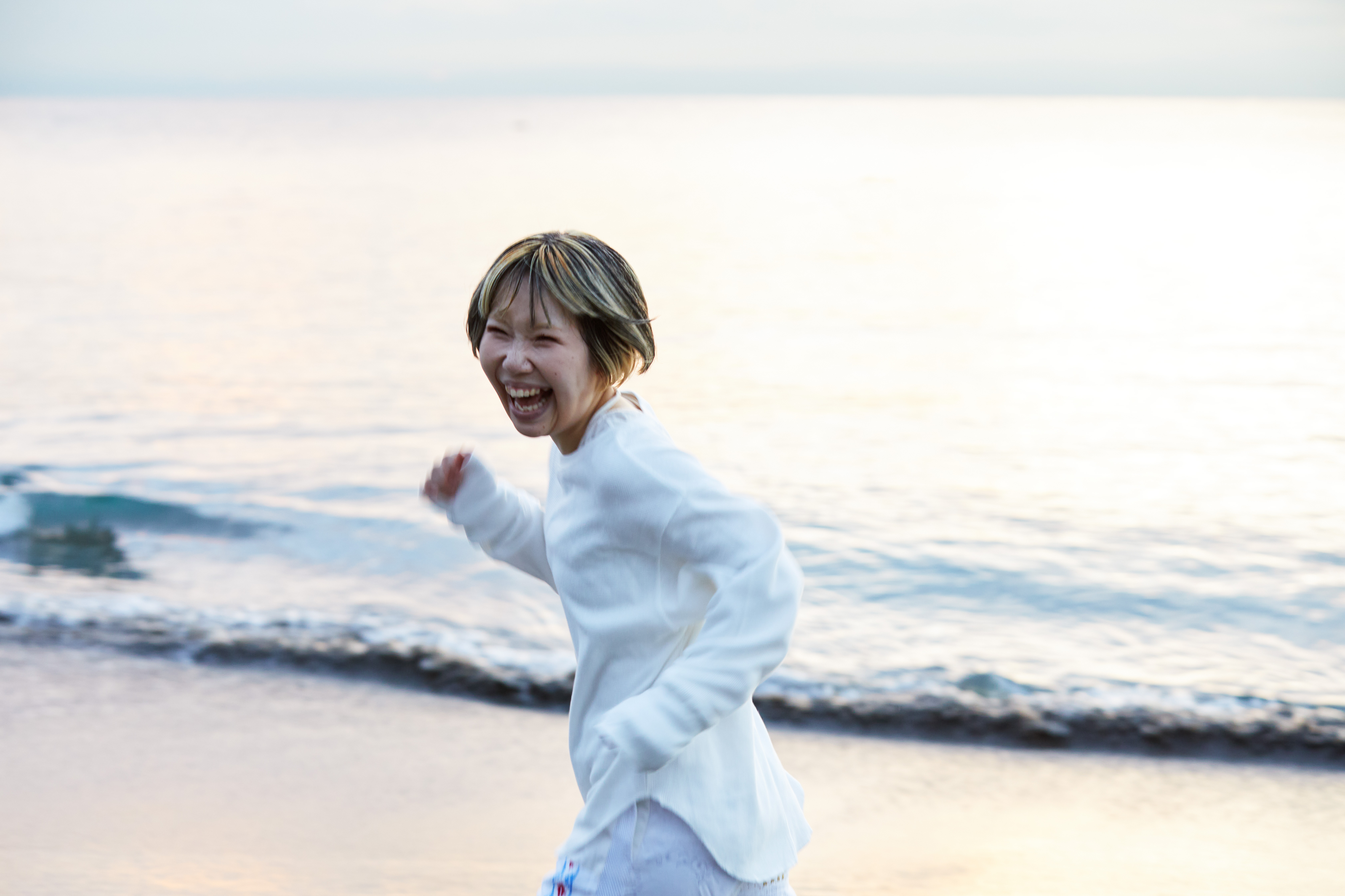 浅瀬で寝そべっている
